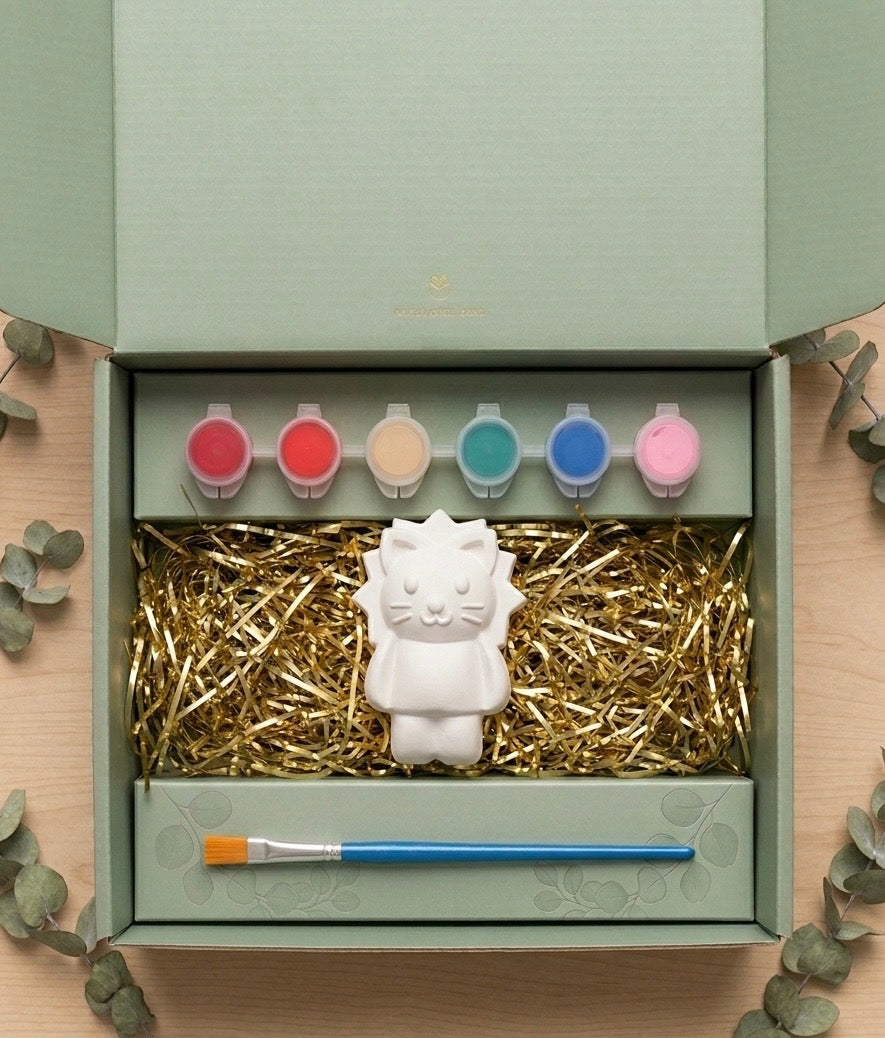 Paintable ceramic lion figurine kit with paintbrush and assorted paint colors